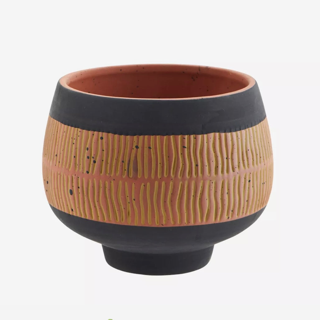 Terracotta pot with black rim